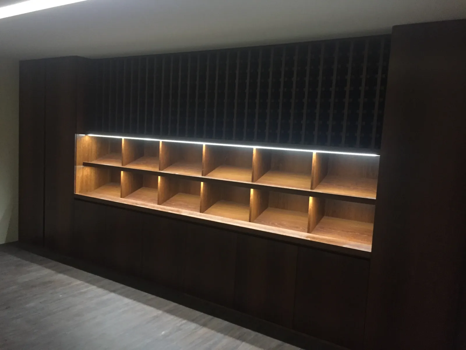 Móvel com nichos iluminados